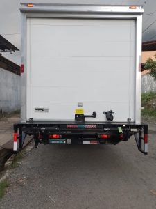 carga seca de 20 pie con puerta corrediza y elevador hidráulico