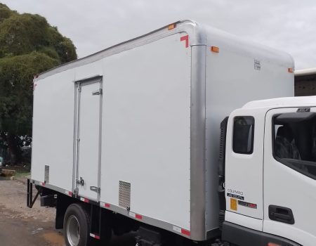CARGA SECA DE 20 PIES ,COM PUERTA LATERAL Y SISTEMA HIDRAULICO
